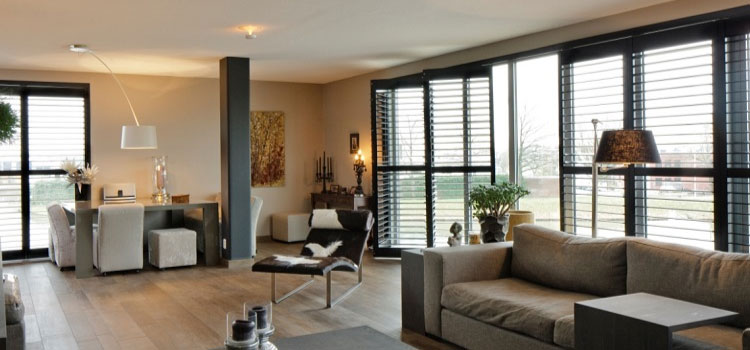 Jasno Shutters zonwering hout op maat ook voor badkamer bij erkend dealer Lineo Moderne Interieurs regio Eindhoven